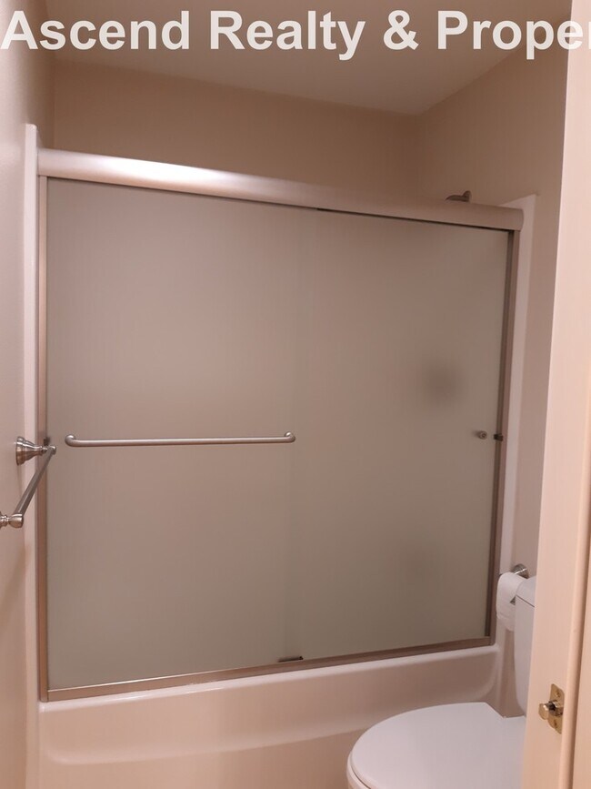 Building Photo - Unique Opportunity to Lease 2 Bed Lower Unit in Executive Home Utilities Included Quick Access to...