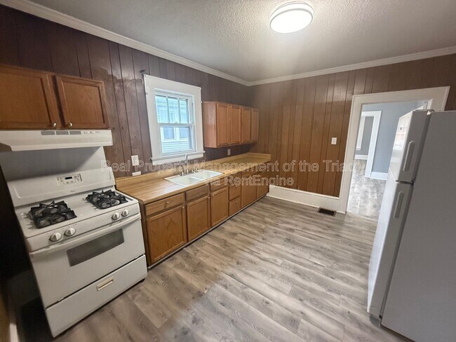 Building Photo - 1514 E 1st St