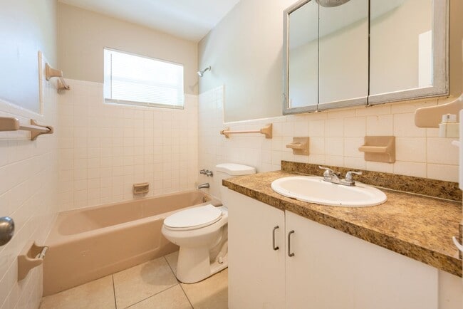 Building Photo - 1108 NW 5th Ave