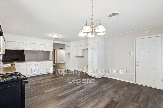 Building Photo - 7009 Corona Dr