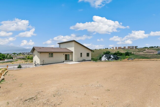 Building Photo - Stunning Raised 3 bedroom Rancher