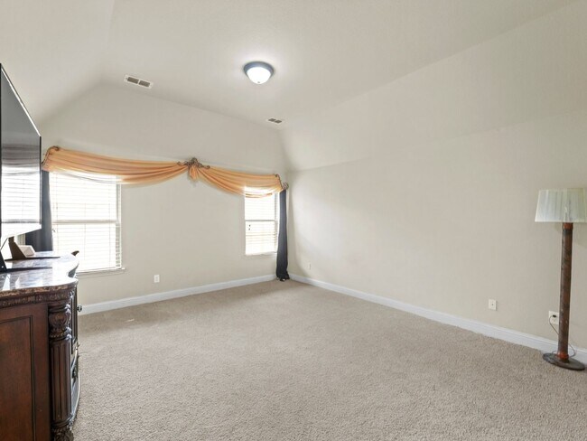 Building Photo - 5 Bedroom Single Family in Heartland