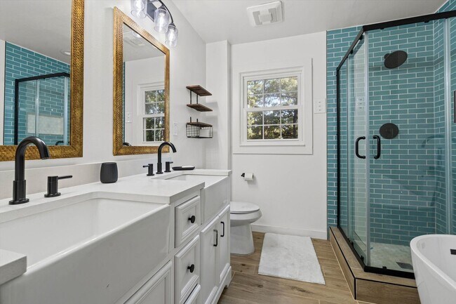 Building Photo - Five Bedroom in Country Club Woods