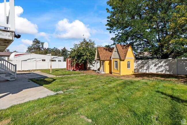 Building Photo - 5649 Bree St