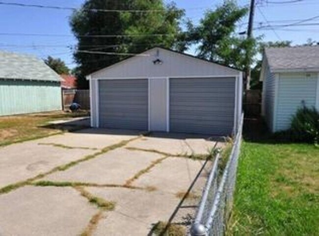 Building Photo - Great updated 2 bed 1 bath, 2 car garage