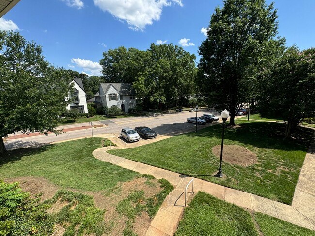 Building Photo - Updated Village District Condo in Raleigh