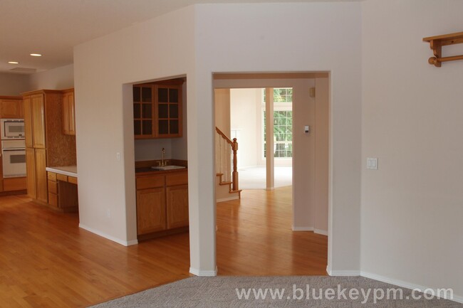 Building Photo - REDUCED $200!!   3-4 Bed, 3 Bath Camas Hom...