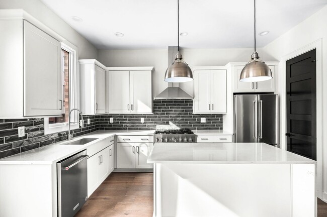 Building Photo - Stunning 3BE/3.5BA brownstone in the heart of historic Germantown!