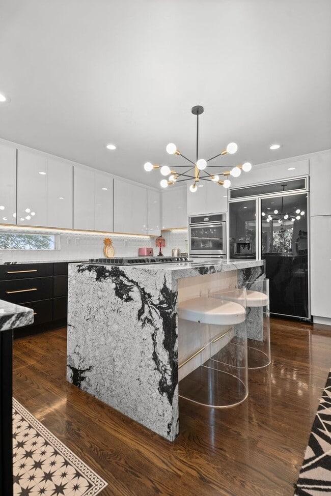 Building Photo - 2062 Hyacinth Rd