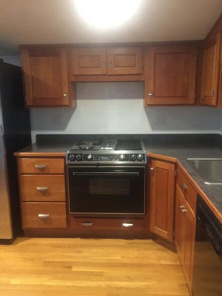 cherry kitchen cabinets - 175 Dillingham Hill Rd