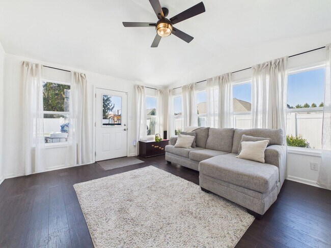 Building Photo - Luxury Living That's Worth the Wait!! COMING IN NOVEMBER