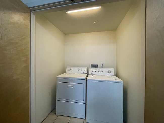 Building Photo - $0 DEPOSIT OPTION! 3 BED/2 BATH IN DELMAR PARKWAY