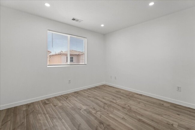 Building Photo - Fully Renovated 4 Bed 2.5 Bath Stunner In ...