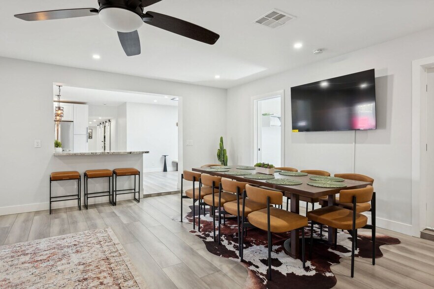 Building Photo - 636 E 6th Pl