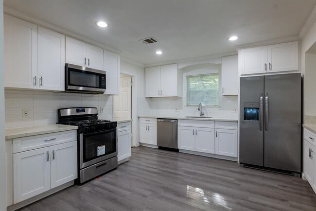 Building Photo - 1000 Plymouth Dr