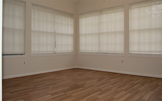 Building Photo - 2425 Holly Hall St