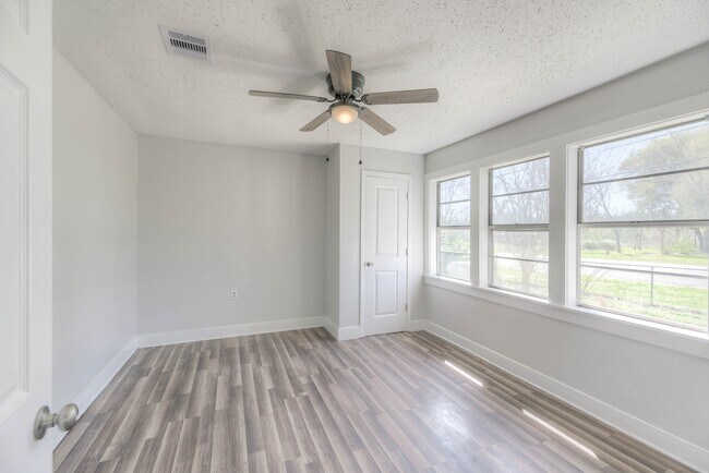 Building Photo - 615 E 1st St