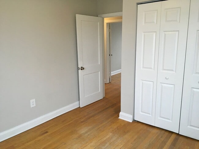 Building Photo - Fantastic 3 Bedroom EOG Townhome with Parking Pad in Parkville!