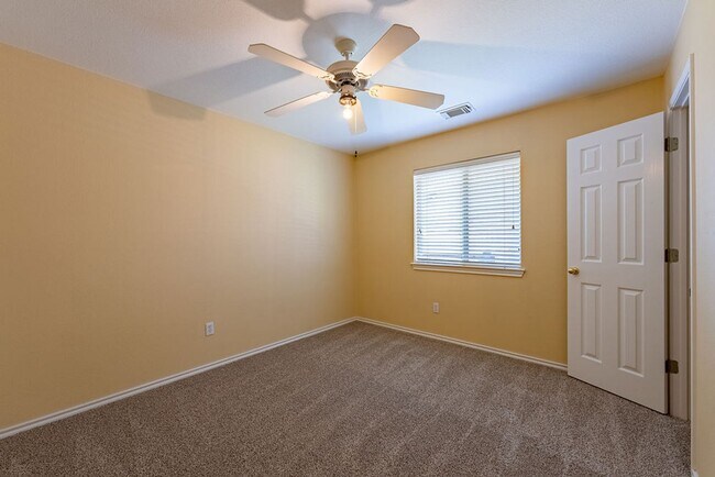 Building Photo - Beautiful 4 bedroom, 2 bathroom home in Round Rock!