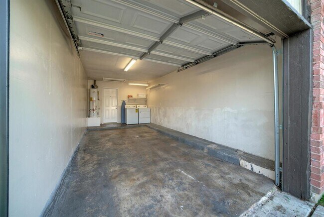 Building Photo - 1004 Hyridge St