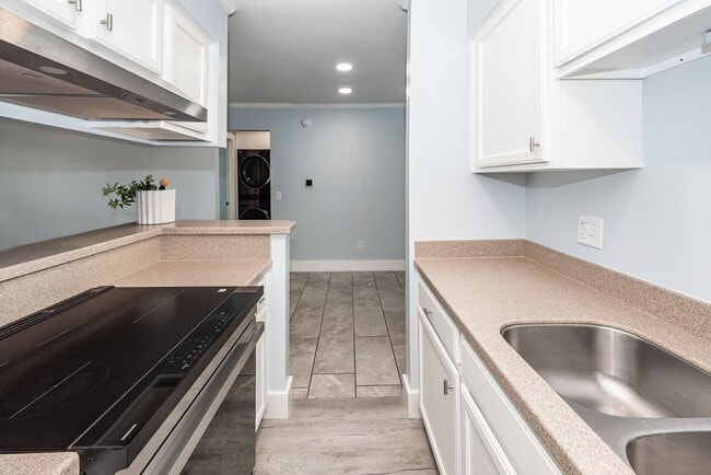 Building Photo - 2 Bedroom, 2 Bathroom Condo in Woodscape - Mt Pleasant