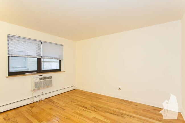 Building Photo - 0 bedroom in Chicago IL 60657