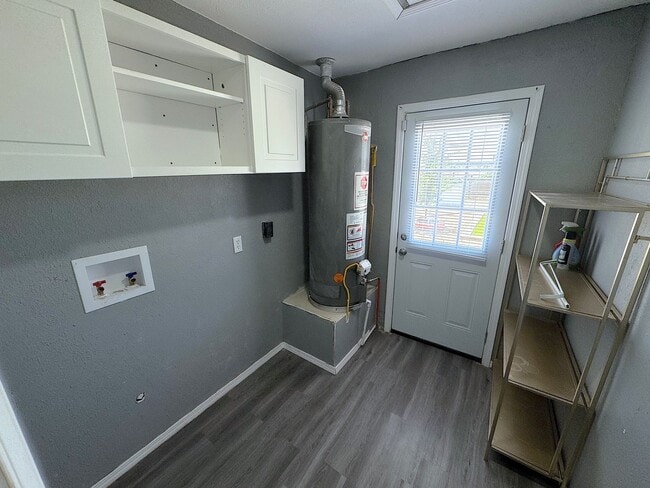 Building Photo - East/Central El Paso 3bed/1bath Refrig A/C with Outdoor Kitchen Oasis!