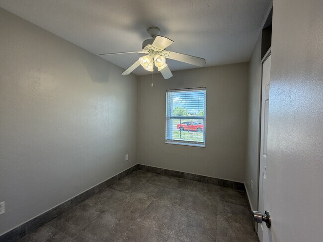 Building Photo - "Charming 3-Bedroom in Port Charlotte – Cozy Comfort Awaits!"