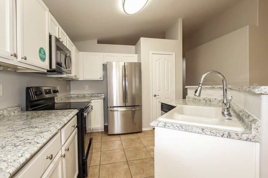 Building Photo - 2030 E Wahalla Ln