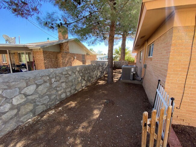 Building Photo - 783 De Leon Dr