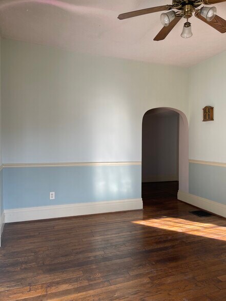 Building Photo - 20 E Sharon Rd