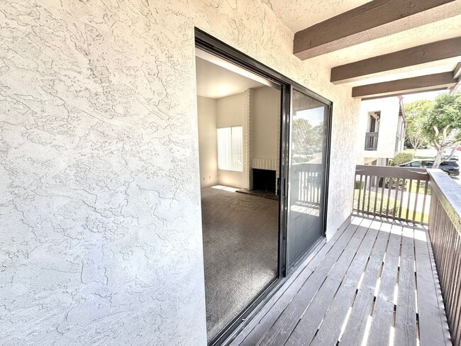 Building Photo - AVAILABLE NOW: BIG College Area Townhome 4bd/2.5ba HUGE garage, AC, pool, W/D