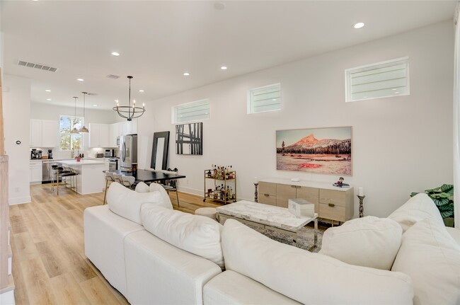 Building Photo - 2013 Cochran St