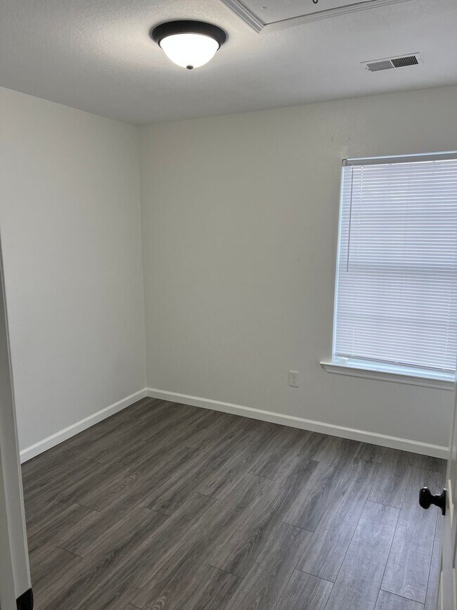 Building Photo - 56 Ashleigh Ln