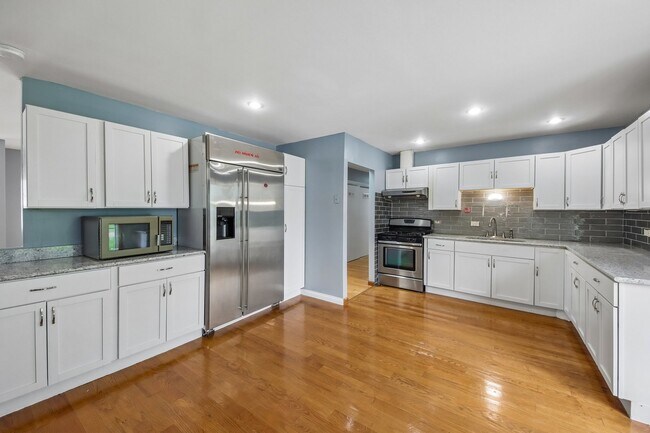 Building Photo - 670 Lakeview Ln