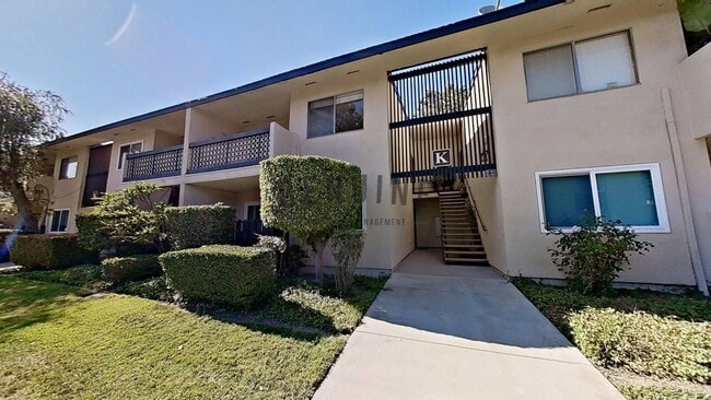 Building Photo - Second Floor Condo in Rossmoor Park Commun...