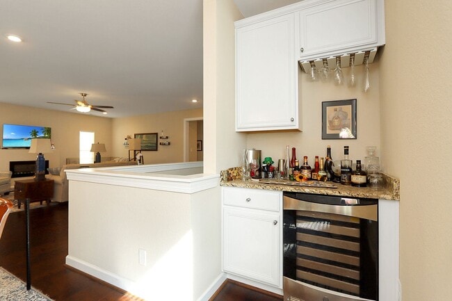 Building Photo - Low Maintenance Condo Living