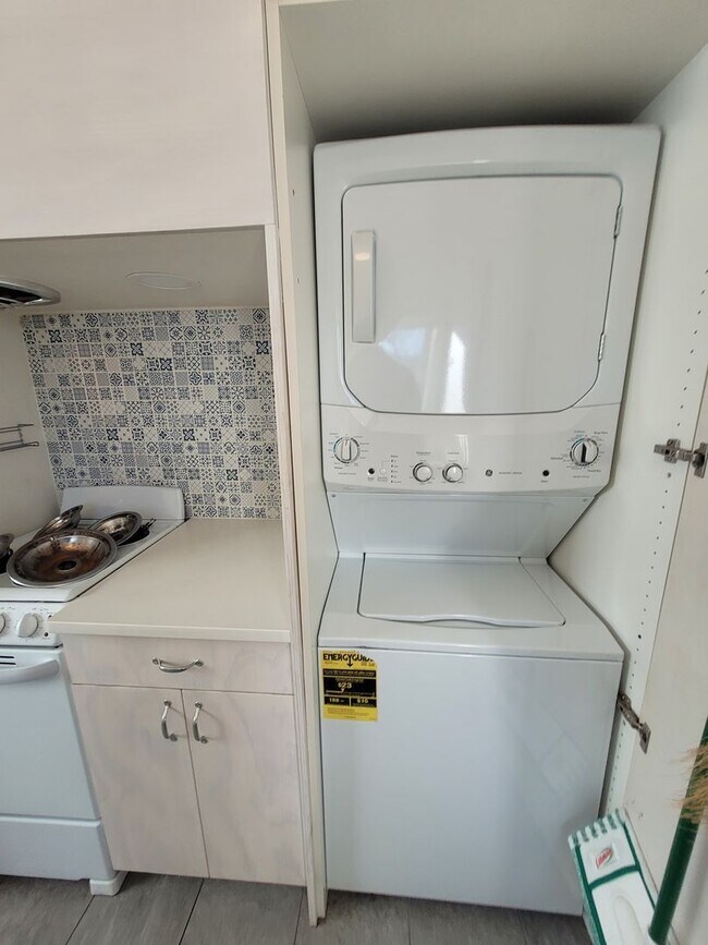 Building Photo - 332 W 5th Ave