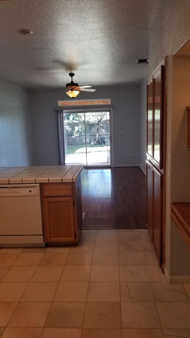 Building Photo - Beautiful 4 bedroom/2.5 bath South Davis Home!