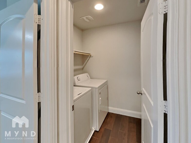 Building Photo - 5568 Kilmer Dr
