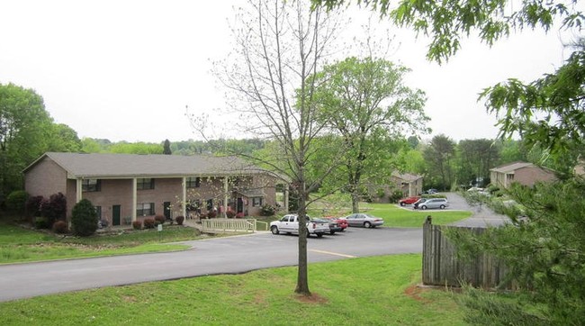 Building Photo - Sandy Springs Townhouses