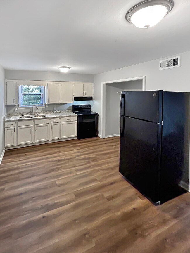 Building Photo - 3 Bed, 2 Bath Home with Fenced Yard / Pet-Friendly / Coming Soon!