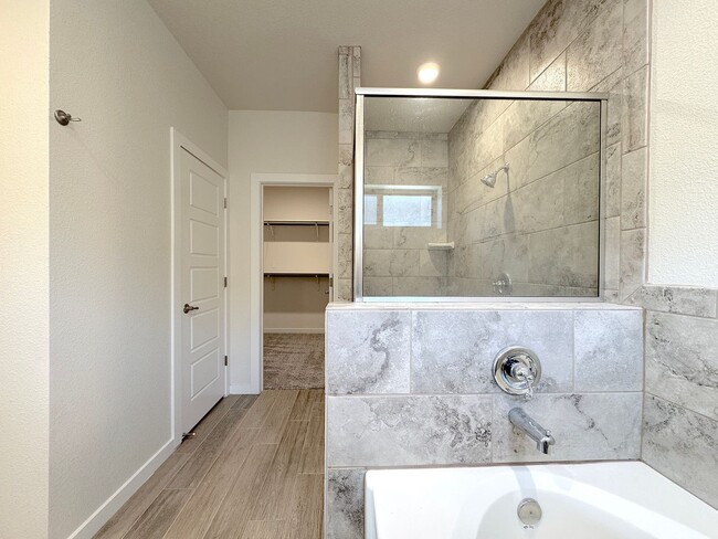 Building Photo - East El Paso 4 bed 2 Bath Refrig A/C!