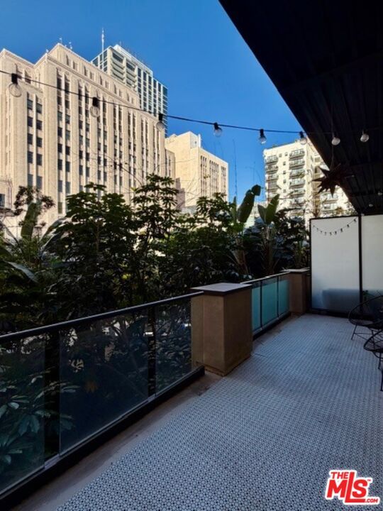 Building Photo - 460 S Spring St