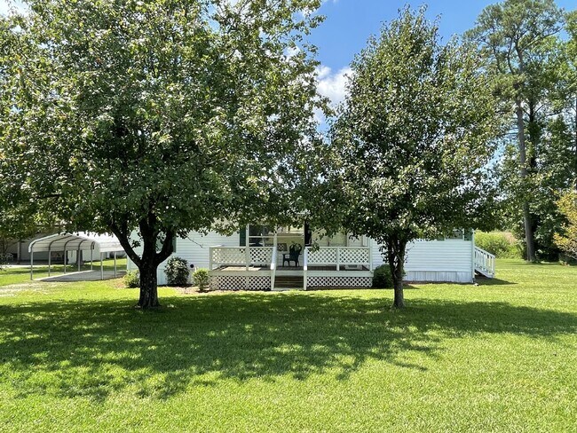Building Photo - Furnished 3 bedroom 2 full bathroom Manufa...
