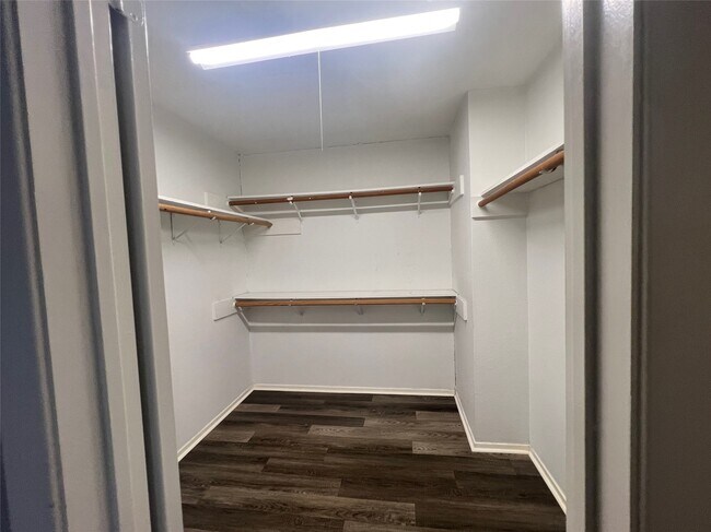 Building Photo - 1202 Manorglen Dr