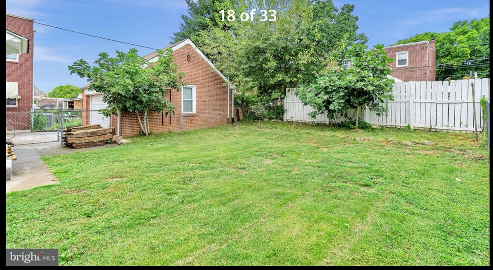 Building Photo - 1803 Elm St