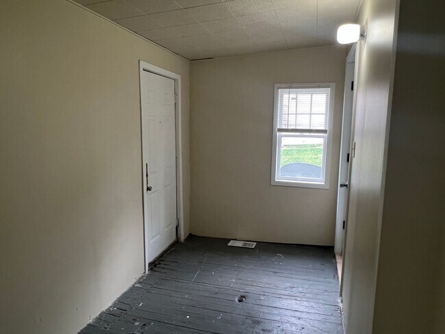 Building Photo - Studio with Bathroom Located Downtown - AL...