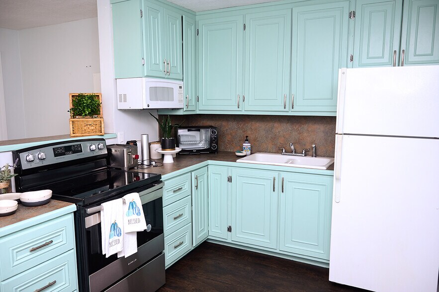 New stove and tankless hot water heater - 126 S E St