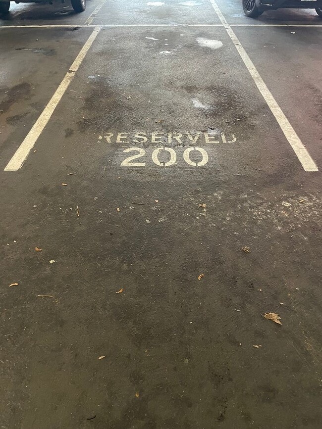 Building Photo - Top Floor 1bdrm Condo with River Views and Private Deck | FREE reserved parking Included!